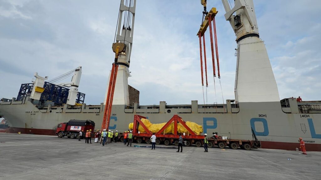 Hanuman statue being loaded at Chennai port for heavy haul shipment to the USA